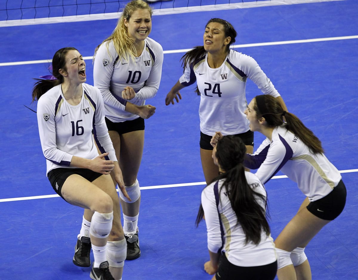 Washington's Krista Vansant (16) celebrates a kill with  teammates in the NCAA regional final against USC in Los Angeles.