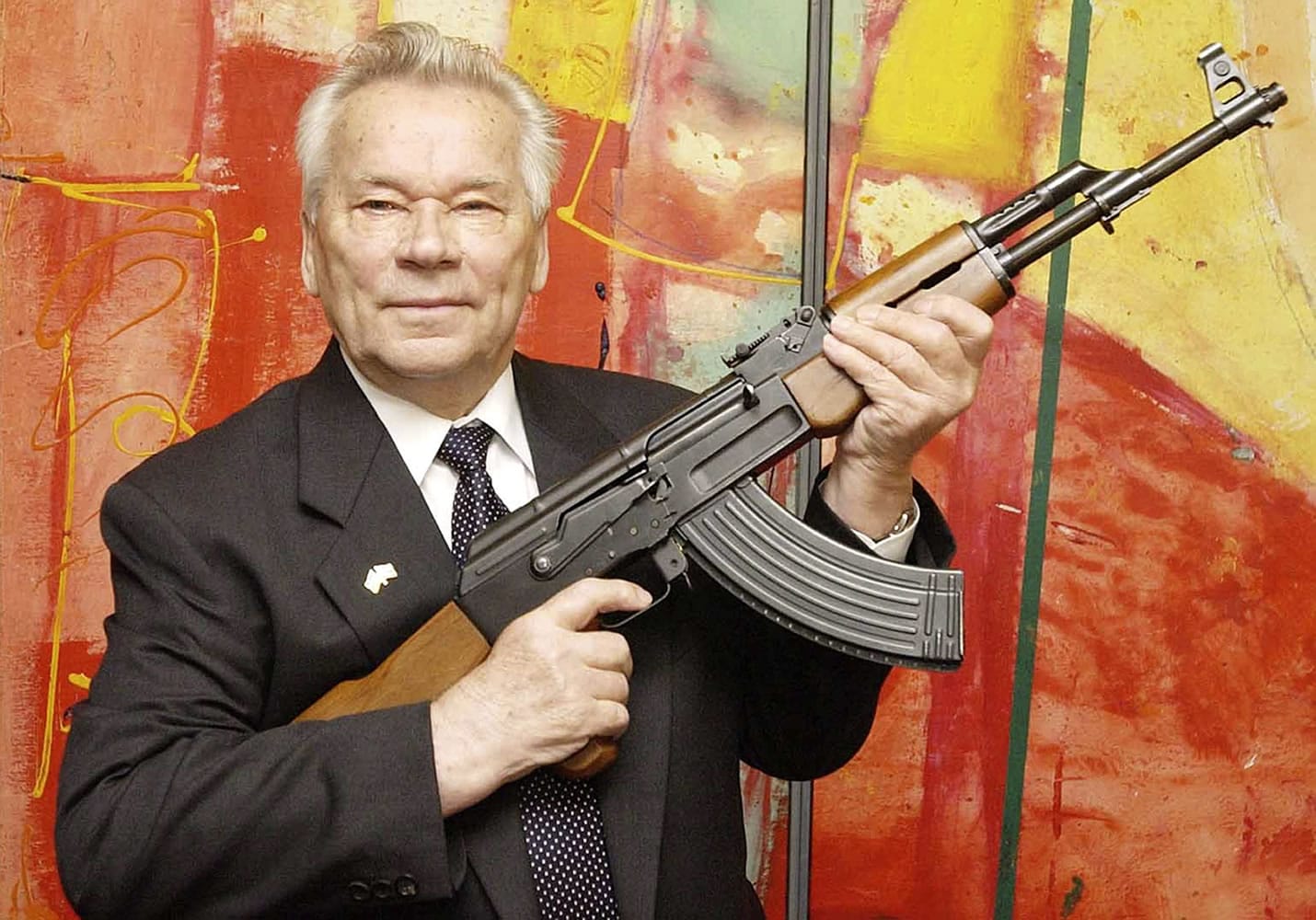 Russian weapon designer Mikhail Kalashnikov presents his legendary assault rifle to the media while opening the exhibition &quot;Kalashnikov -- legend and curse of a weapon&quot; at a weapons museum in Suhl, Germany, on July 26, 2002.