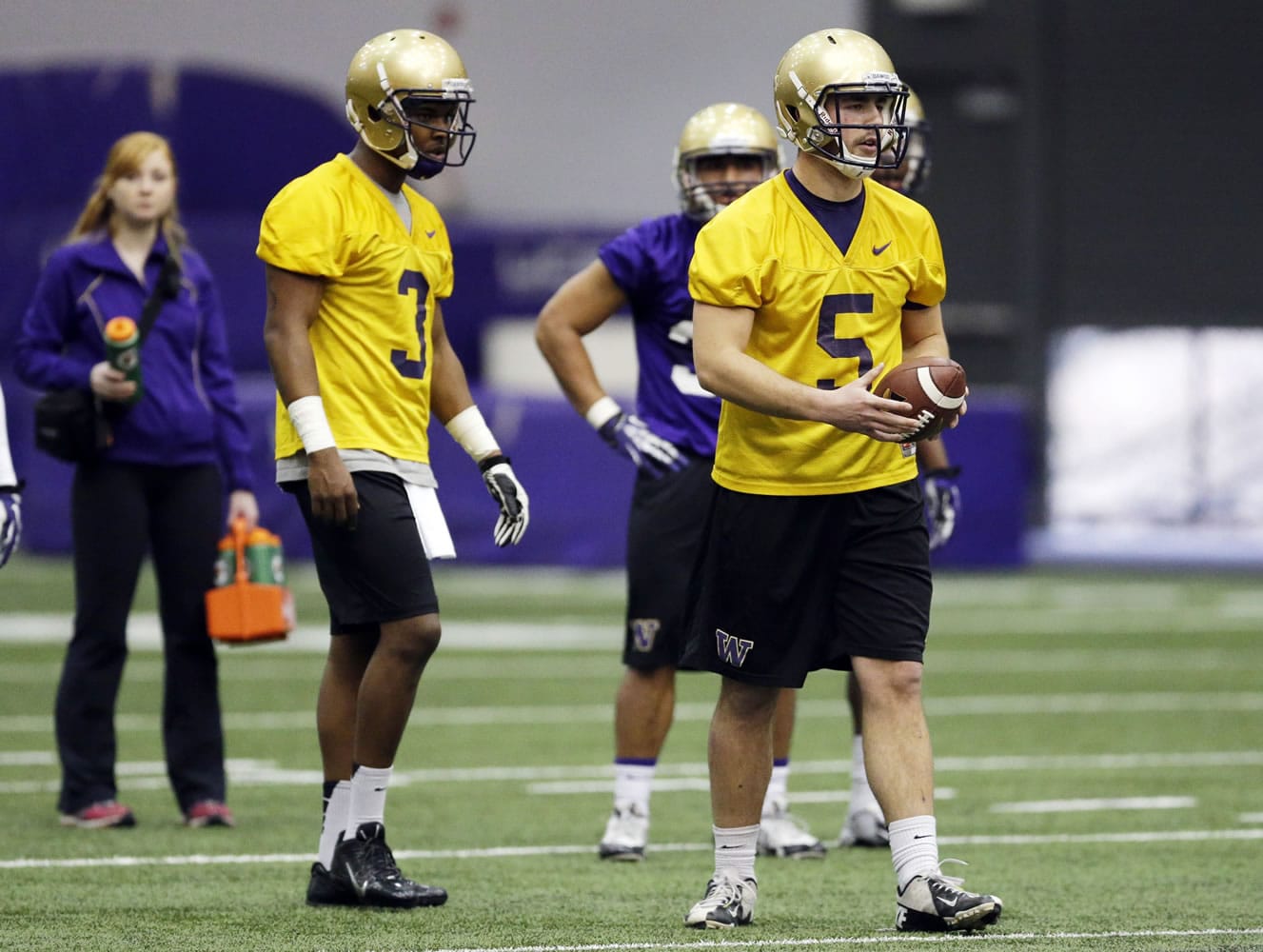 Washington redshirt quarterbacks Jeff Lindquist, right, and Troy Williams, left, take part in the first day of spring NCAA college football practice, Tuesday, March 4, 2014, in Seattle. (AP Photo/Ted S.