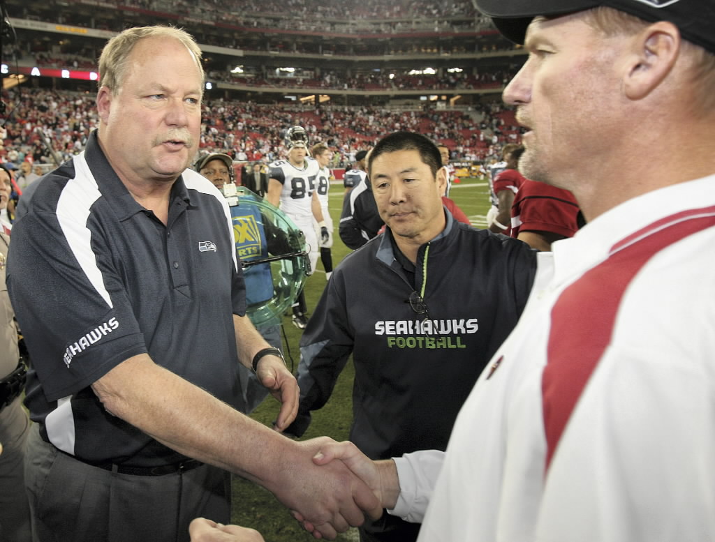 Mike Holmgren, left, shakes hands with Arizona head coach Ken Whisenhunt after Holmgren's final game coaching the Seahawks on Dec.