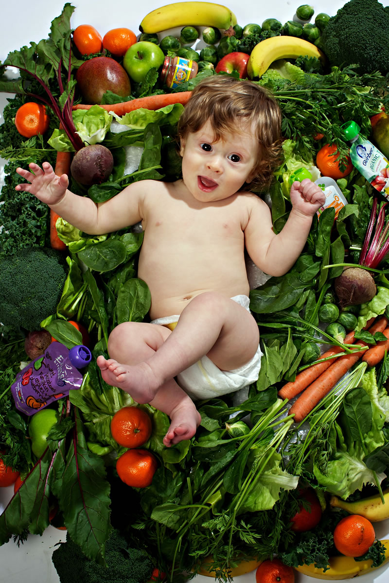 Some parents opt to fee their children organic baby foods, although their nutritional value may be no better than conventional foods.