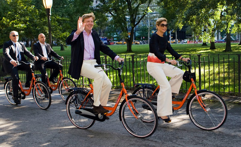 RNW News
King-to-be Willem-Alexander of Orange and his wife Maxima ride in New York on orange bicycles during a state visit during the NY400 celebrations in 2009.