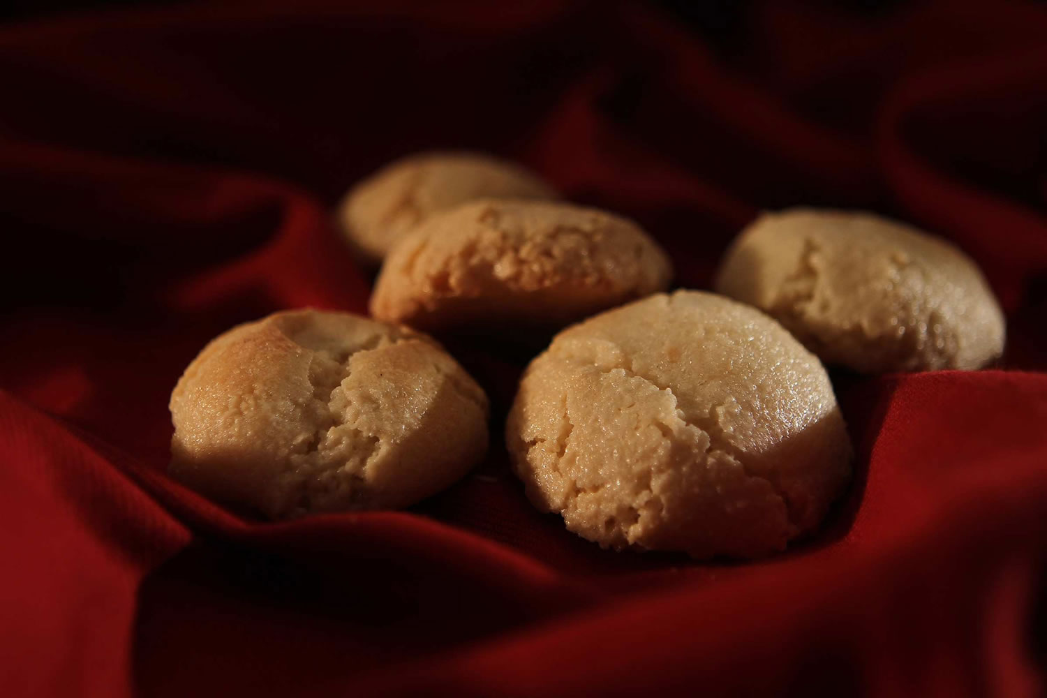 Almond macaroons are easy to make, crunchy on the outside, tender in the middle and pair well with fruit.