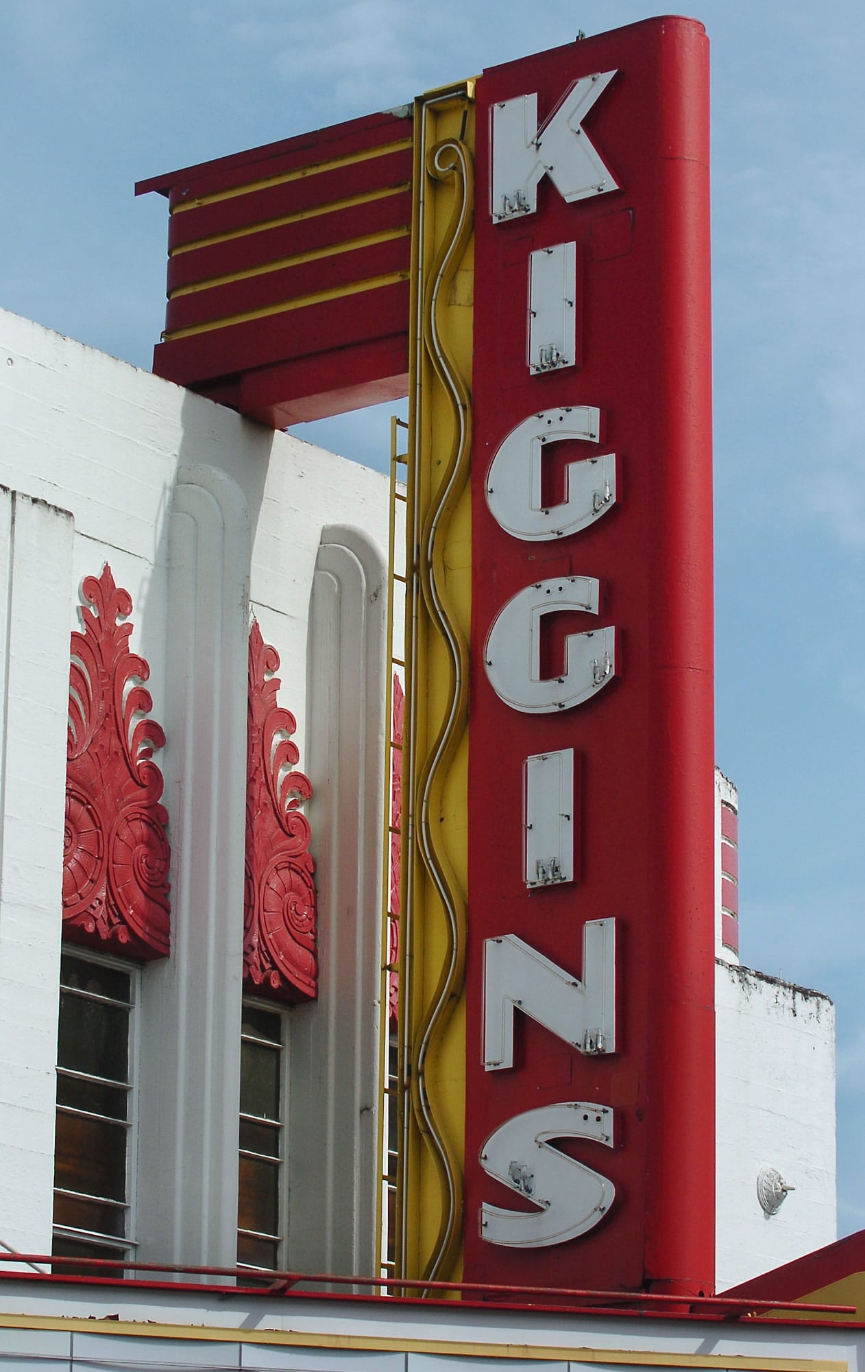 The Kiggins Theatre was designed by Day Walter Hilborn, who also was the architect for the Clark County Courthouse.