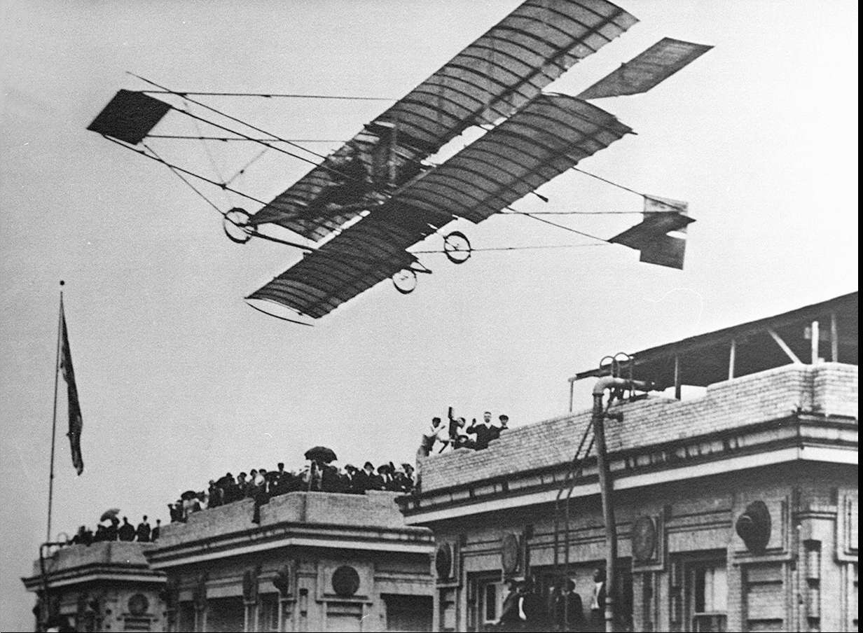 Pearson Air Museum
Silas Christofferson amazed thousands of Rose Festival celebrants in 1912 with his flight from the top of the Multnomah Hotel in Portland to the Vancouver Barracks.