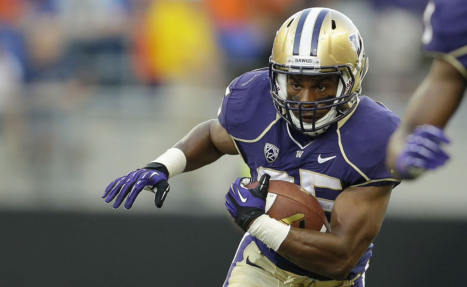 Washington's Bishop Sankey runs the ball against Boise State in the first half of a NCAA college football game, Saturday, Aug. 31, 2013, in Seattle. (AP Photo/Ted S.