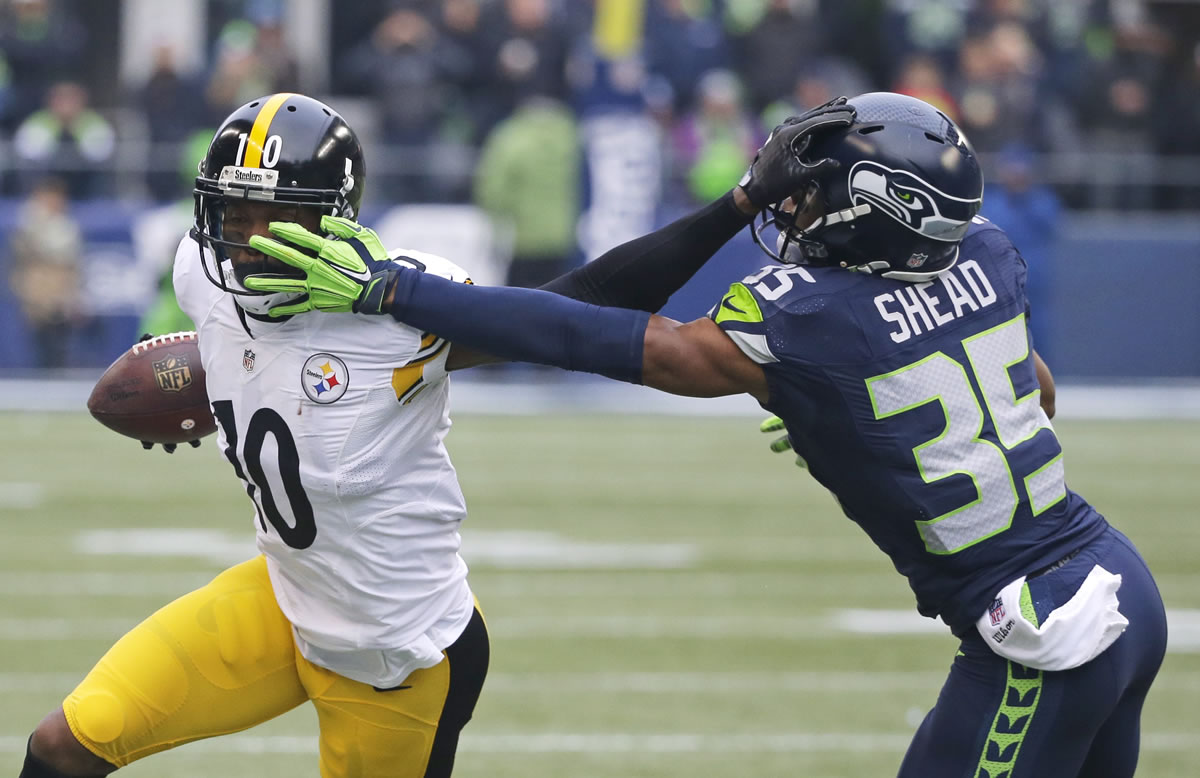 Pittsburgh Steelers wide receiver Martavis Bryant, left, tries to fend off Seattle Seahawks strong safety DeShawn Shead, right, in the first half of an NFL football game, Sunday, Nov. 29, 2015, in Seattle. (AP Photo/Ted S.