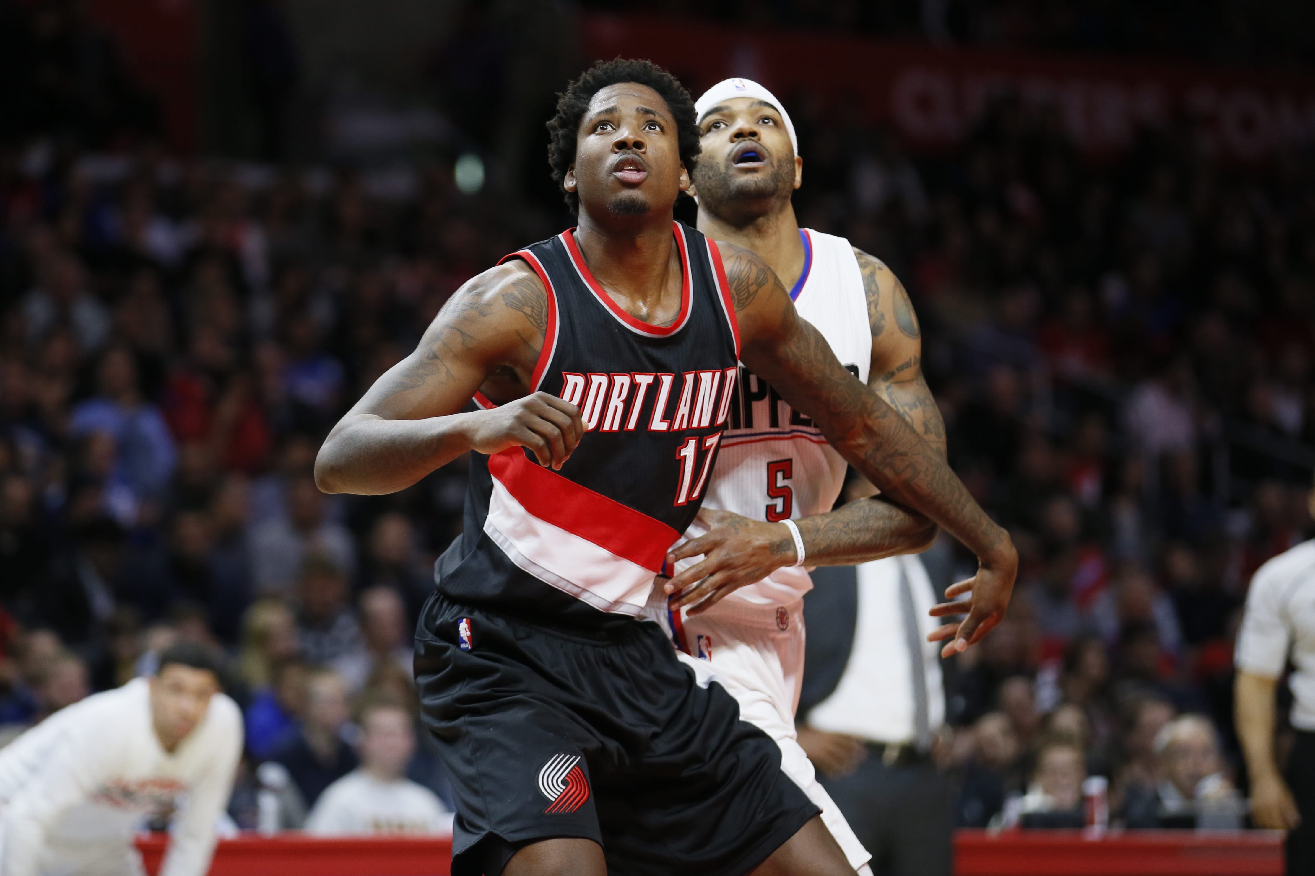 Portland Trail Blazers&#039; Ed Davis, left, and Los Angeles Clippers&#039; Josh Smith look for a rebound during the first half of an NBA basketball game, Monday, Nov. 30, 2015, in Los Angeles.