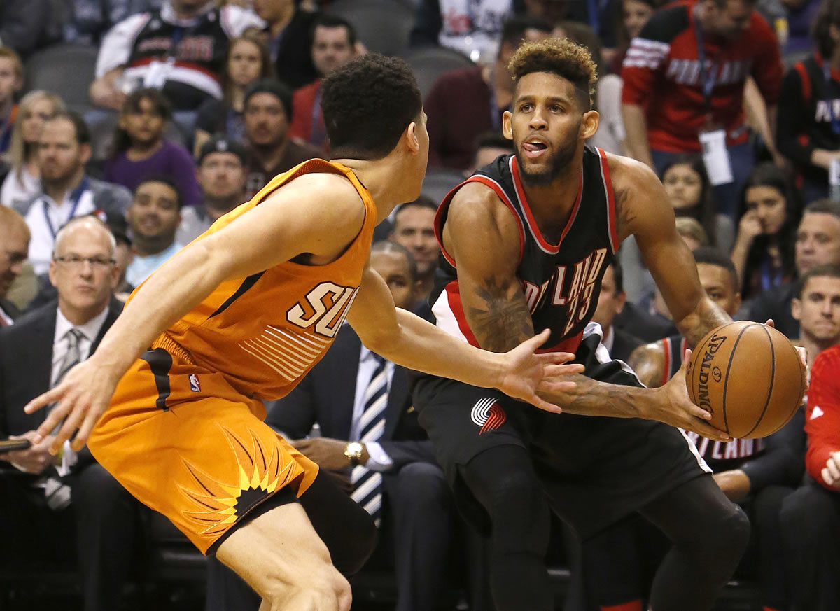 Portland Trail Blazers forward Allen Crabbe (23) in the first quarter during an NBA basketball game against the Phoenix Suns, Friday, Dec. 11, 2015, in Phoenix.