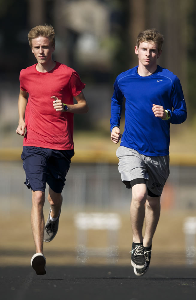 Steven Lane/The Columbian
Isaac Stinchfield, left, and Sean Eustis recently became first pair of teammates to finish the Saxon XC Invitational in Salem, Ore., in under 16 minutes.