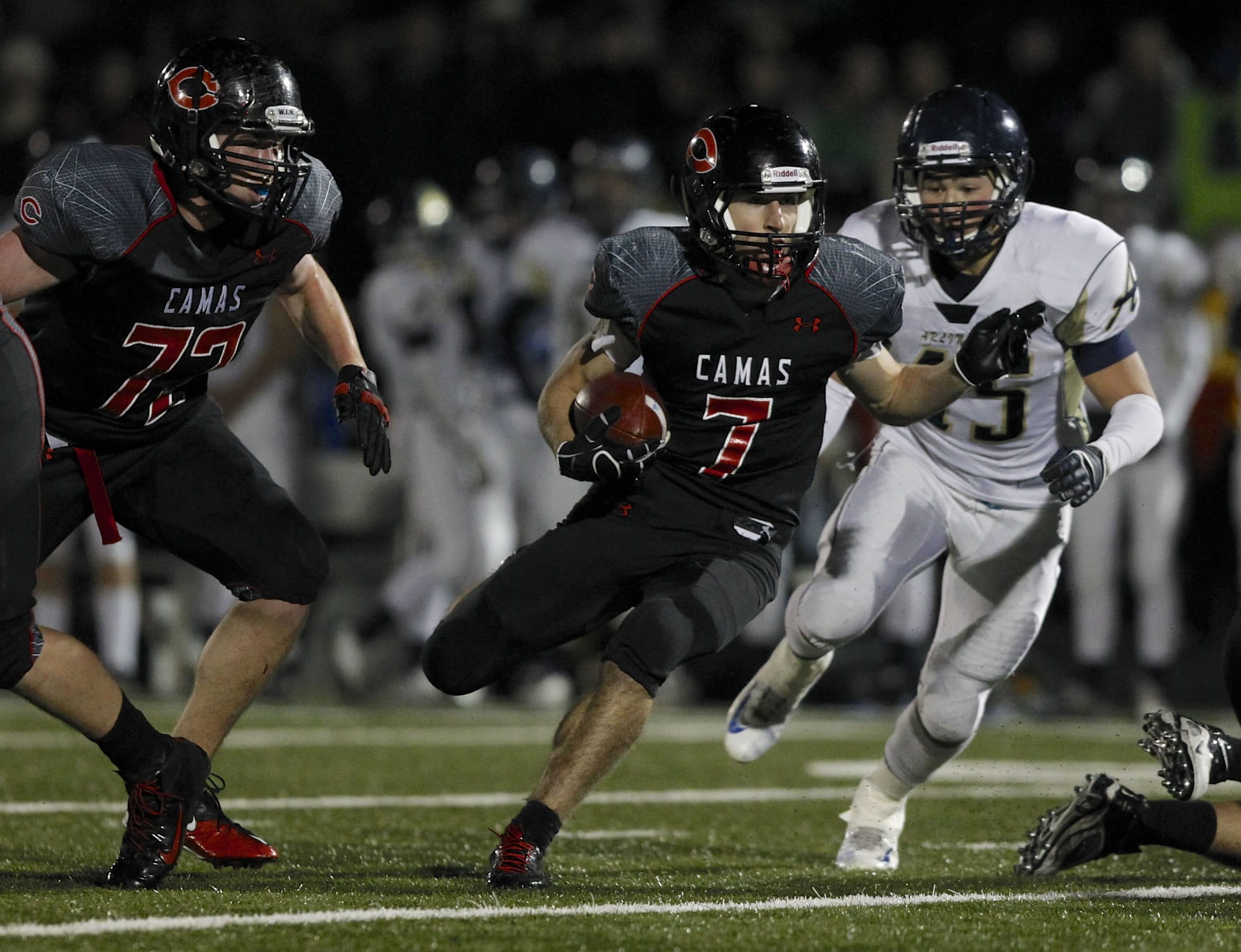 Camas running back Nate Beasley (7) carries ball against Arlington during Saturday's 4A state football playoff game.