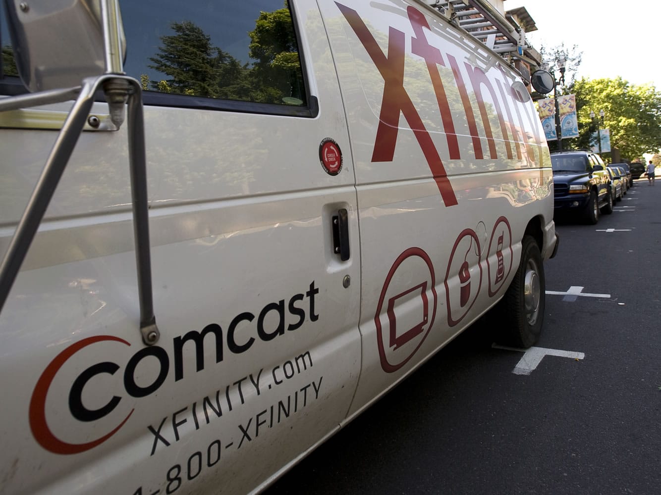 Comcast will raise cable and Internet rates as of Oct.