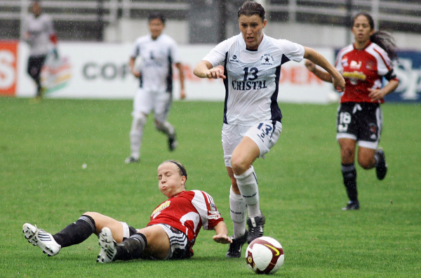 Nicole Strong, shown playing for Peruvian club White Star in 2009, is in her fourth season with the Portland Rain women's soccer club