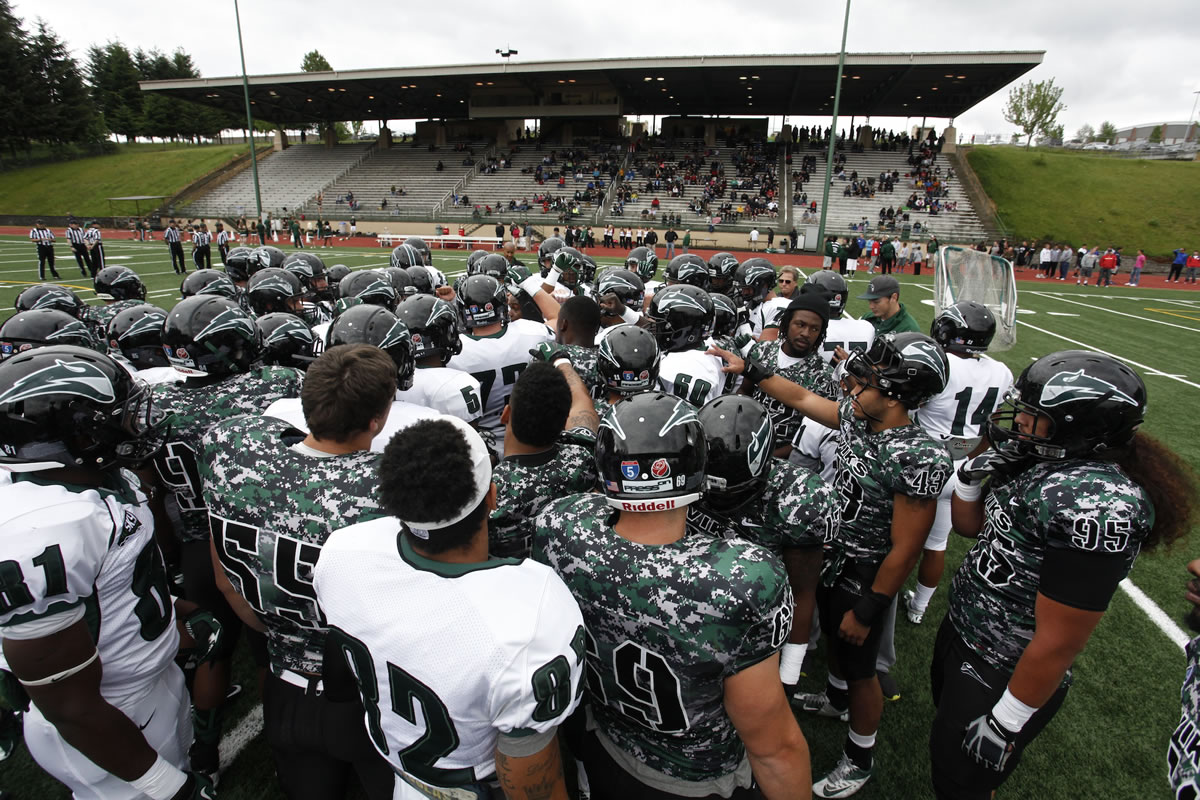 The Portland State football team huddles before scrimmage at McKenzie Stadium on Saturday.