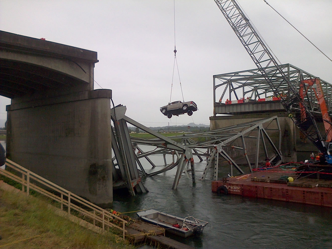 Washington Department of Transportation files
A crane removes a pickup May 27 from the wreckage of the Interstate 5 bridge over the Skagit River in Mount Vernon. A similar steel truss bridge carrying I-5 over the East Fork of the Lewis River is listed in worse condition. Officials hope to replace it within 15 years.