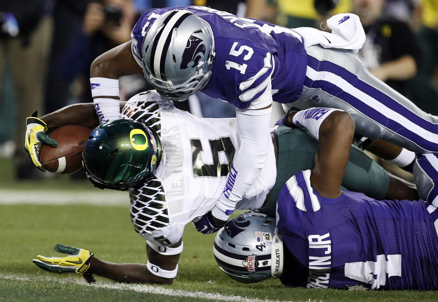 Oregon running back De'Anthony Thomas (6) scores a touchdown between Kansas State defensive back Randall Evans (15 ) and Arthur Brown (4) during the first half of the Fiesta Bowl on Thursday.