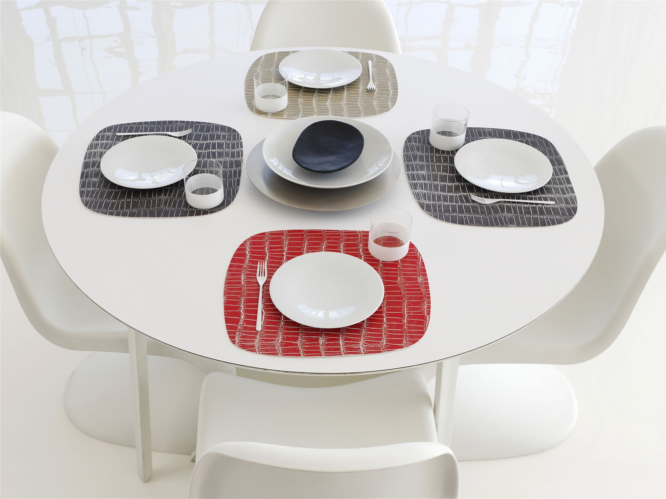 Mod croc retro-shape place mats in black, red and tan.