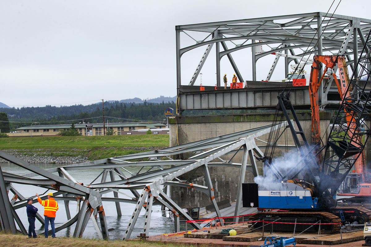Removal of the fallen Interstate 5 bridge over the Skagit River begins Monday, after barges carrying heavy cutting and lifting equipment from Atkinson Construction arrived in Mount Vernon.