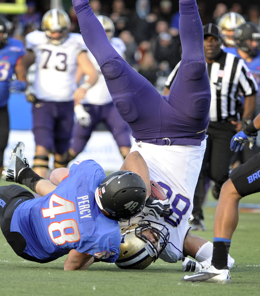 Washington tight end Austin Seferian-Jenkins (88) is upended as he makes a reception with Boise State's J.C.