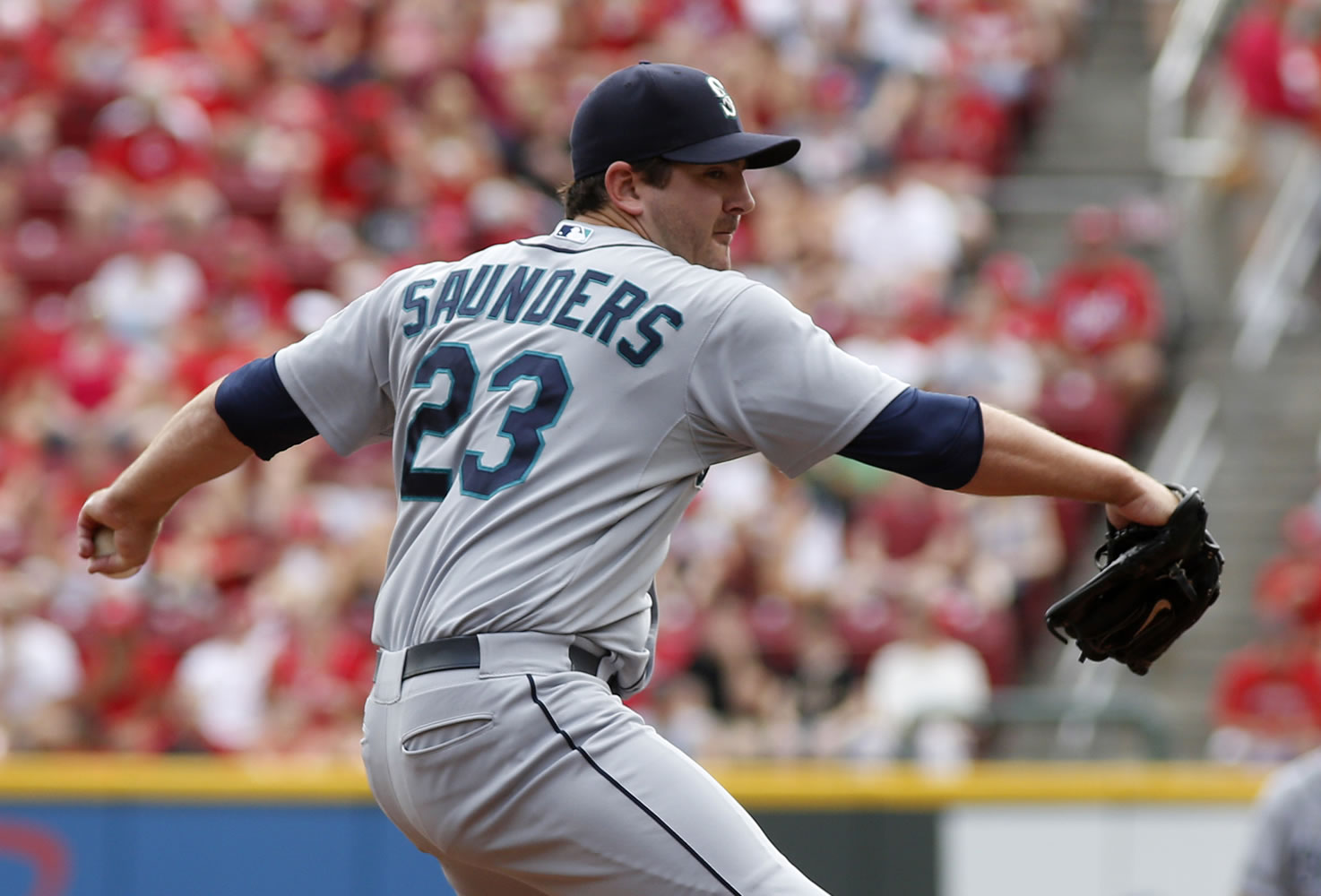 Seattle's Joe Saunders pitched seven solid innings at Cincinnati, limiting the Reds to one run while scatting six hits Sunday in the Mariners' 3-1 victory.