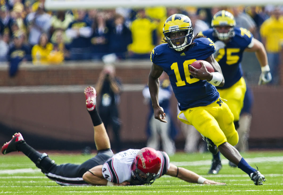 Tony Ding/The Associated Press
Michigan quarterback Denard Robinson (16) is one of the fastest players in college football.