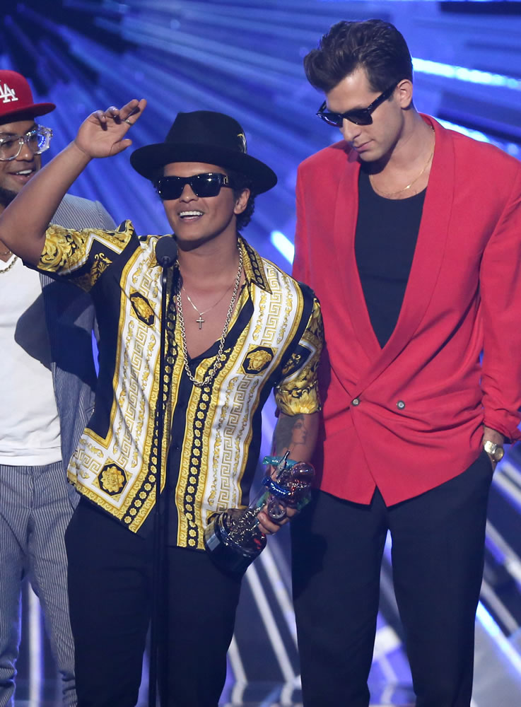 FILE - In this Aug. 30, 2015, file photo, Bruno Mars, left, and Mark Ronson accept the award for male video of the year for ?Uptown Funk? at the MTV Video Music Awards in Los Angeles. Apple announced Wednesday, Dec. 9, 2015, that Ronson and Mars&#039; &quot;Uptown Funk&quot; was the year&#039;s biggest single on iTunes for 2015.