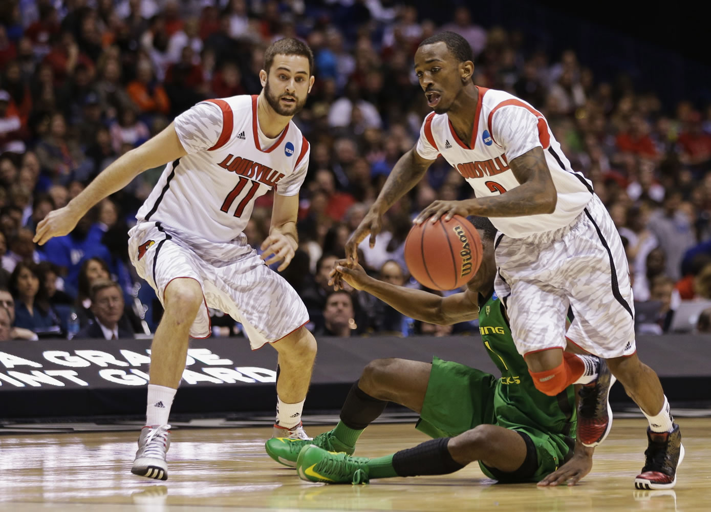 Louisville guard Russ Smith (2) dribbles after stealing the ball from Oregon guard Damyean Dotson during the second half Friday.