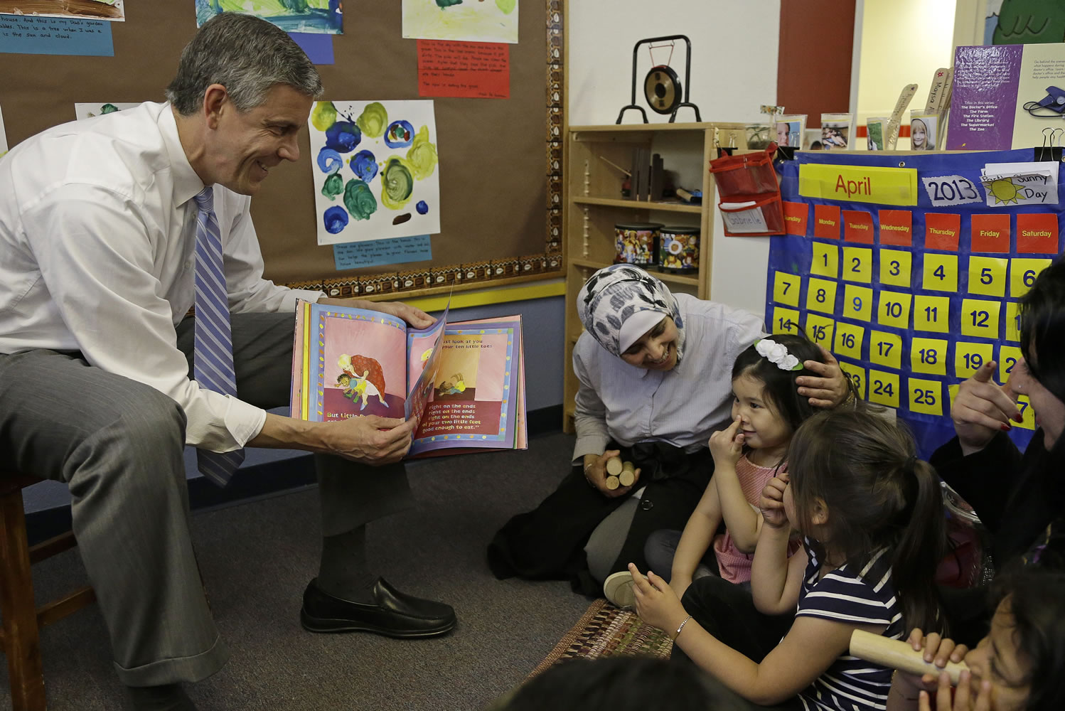 Education Secretary Arne Duncan reads to preschool children at the Cross Cultural Family Center in San Francisco.