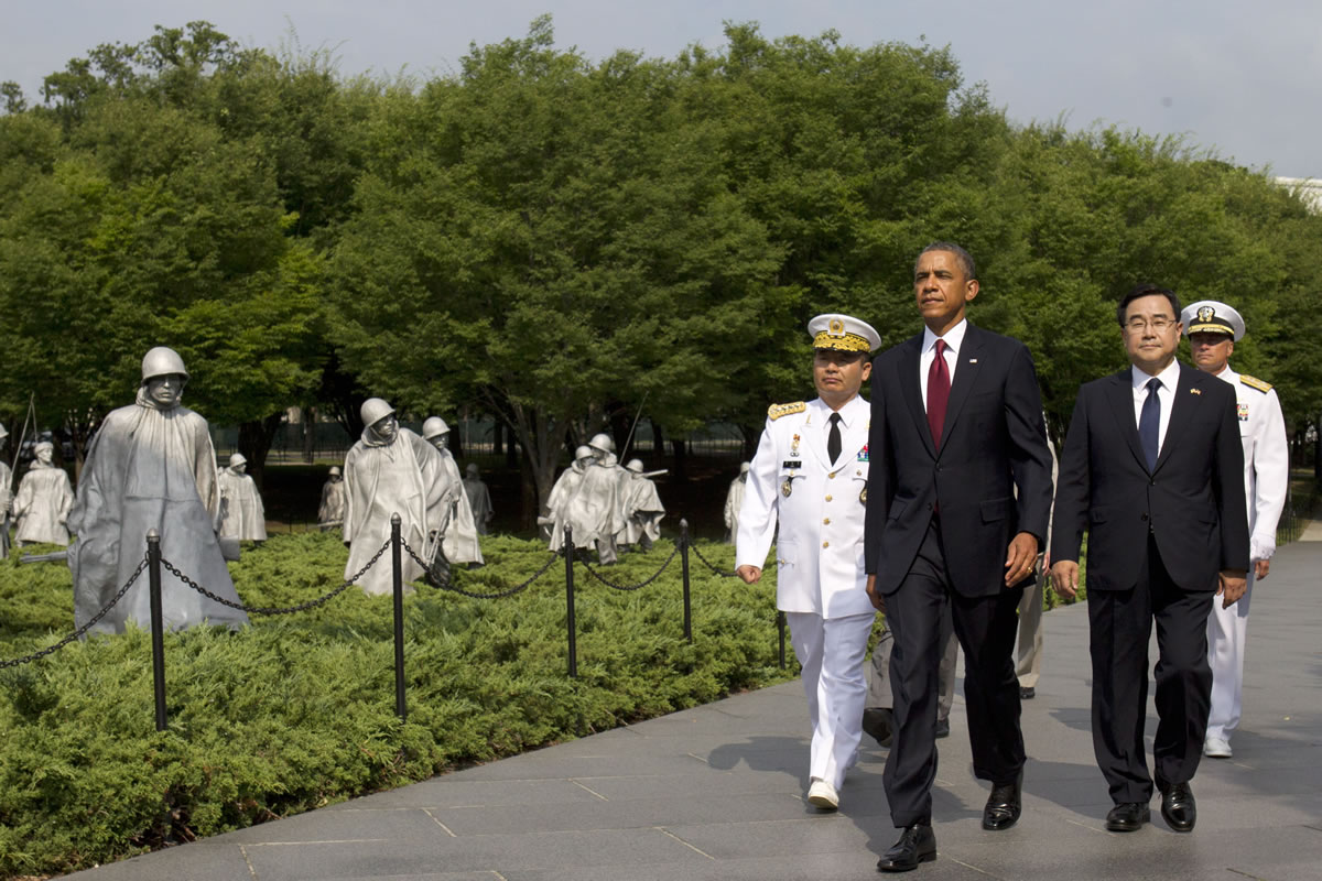 President Barack Obama, center, walks with Korea's Chairman of the Joint Chiefs of Staff Gen.
