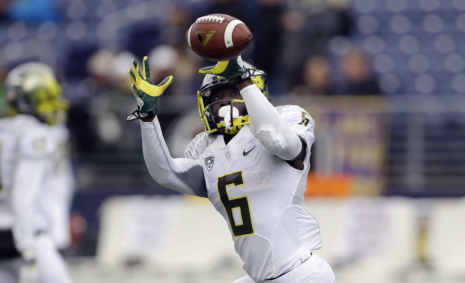 Oregon running back De'Anthony Thomas reaches for a pass during warmups before an NCAA college football game against Washington in Seattle. Thomas is expected to return Saturday, Oct.