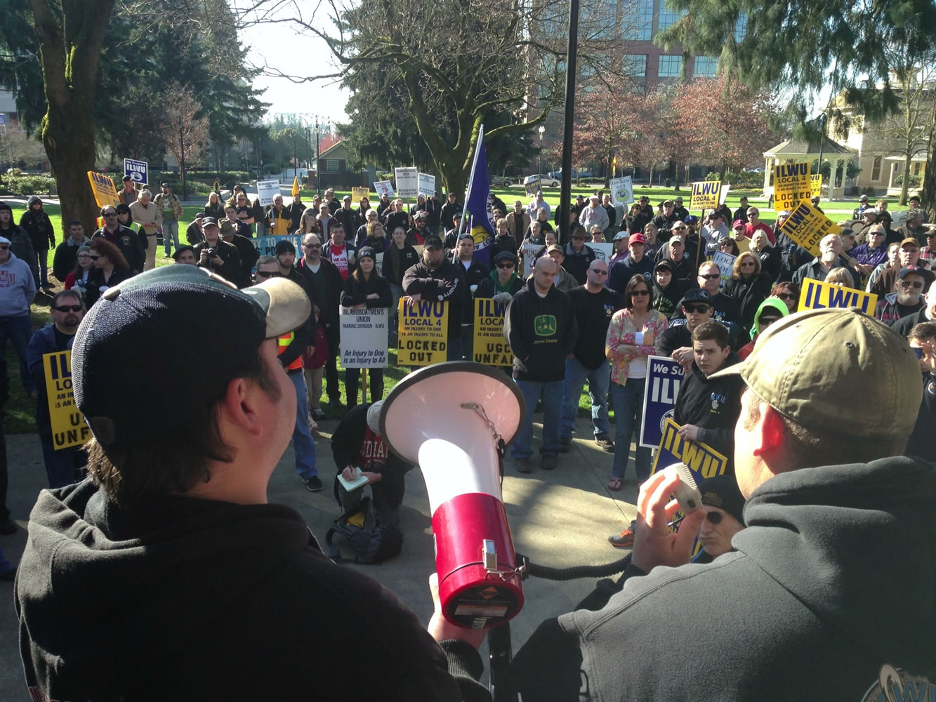 Union supporters rallied at Esther Short Park this morning on behalf of locked-out workers at Vancouver's grain export terminal.