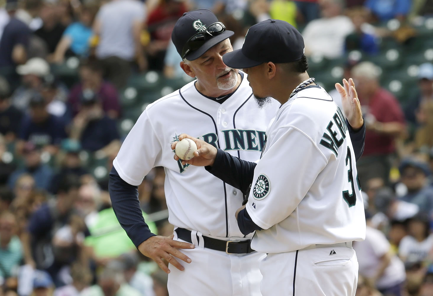 Felix Hernandez, right, talks with Mariners pitching coach Carl Willis, left.