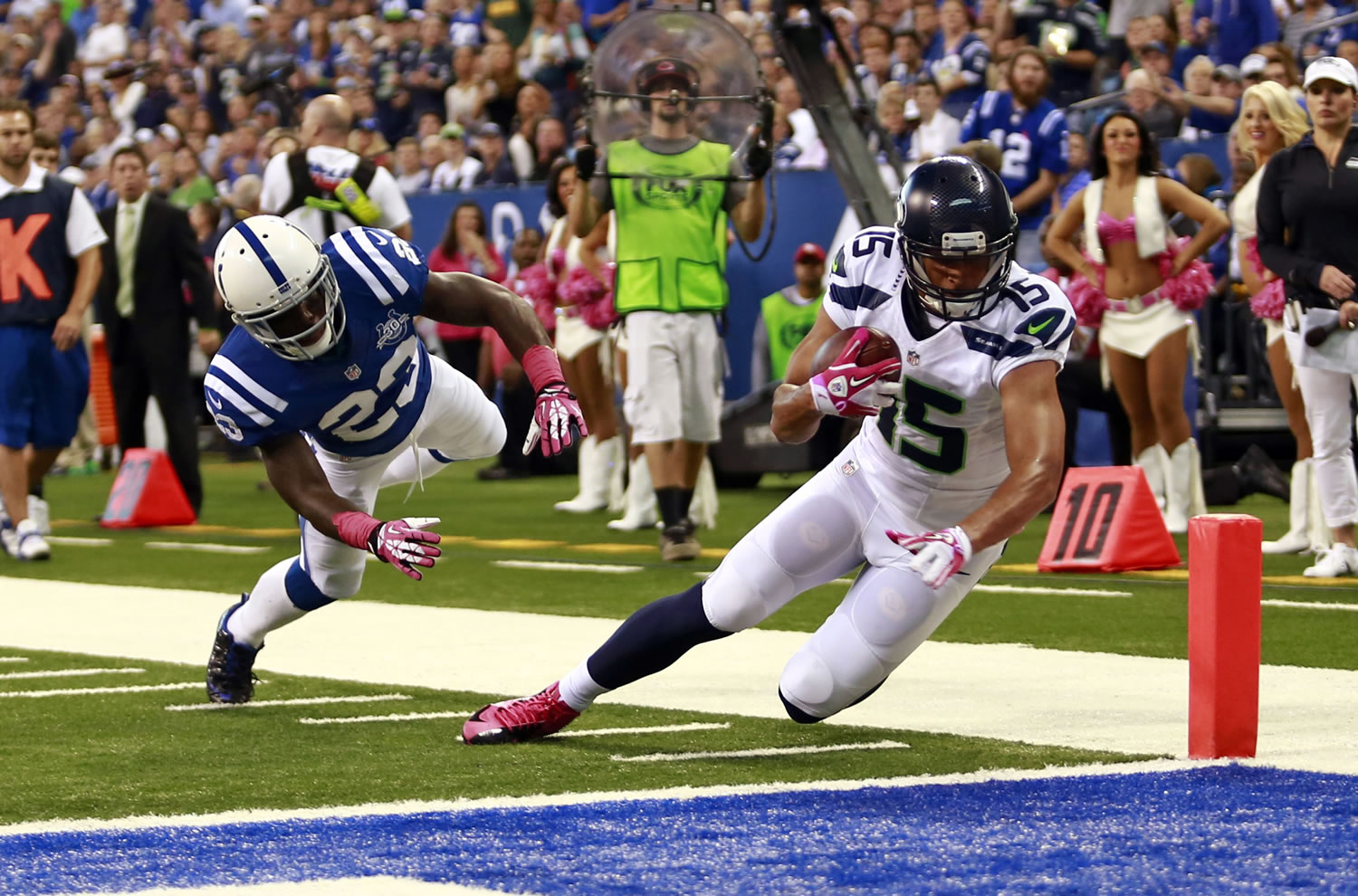 Seattle Seahawks wide receiver Jermaine Kearse, right, scores a touchdown on a catch in front of Indianapolis Colts cornerback Vontae Davis during the first half Sunday.