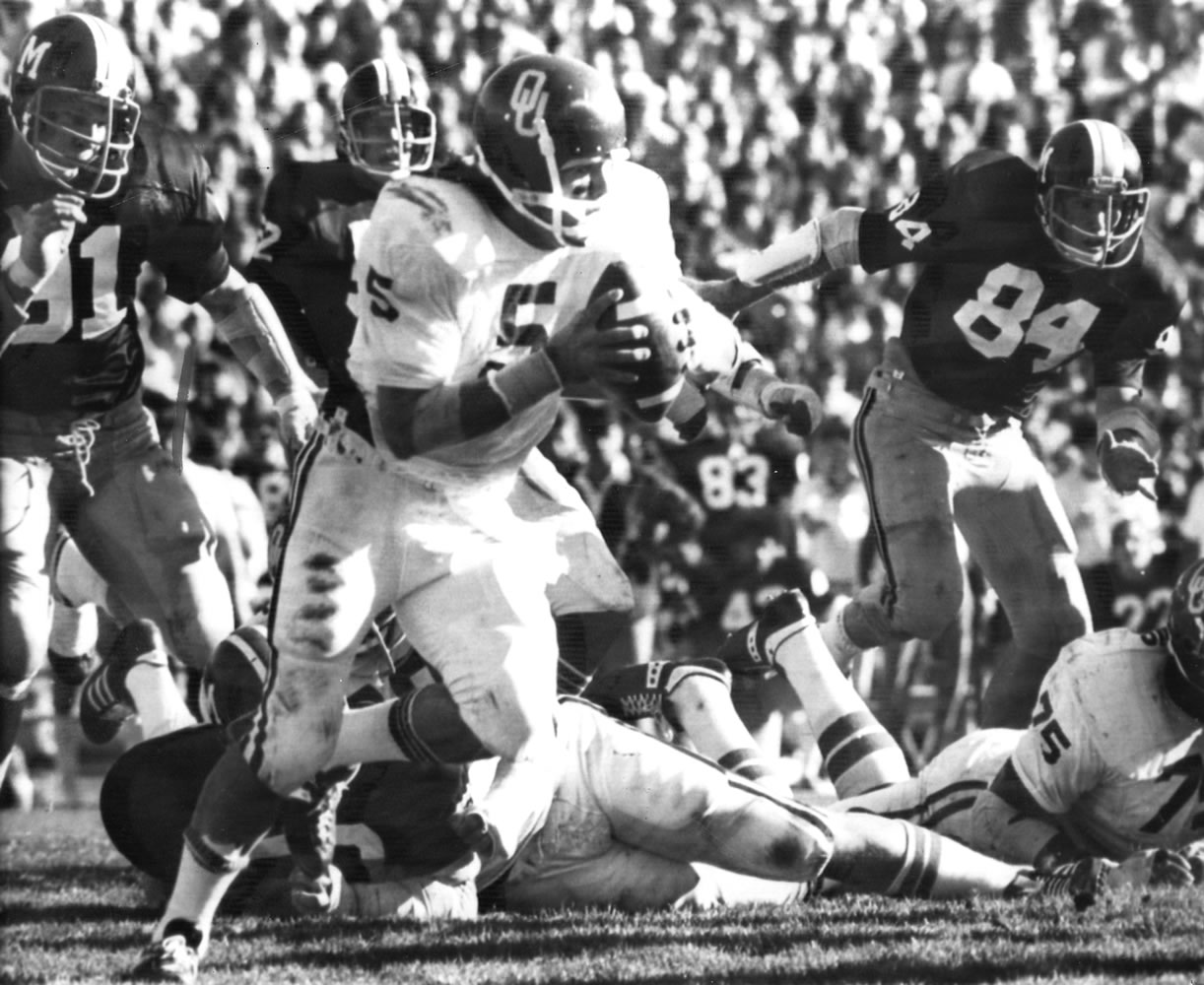 University of Oklahoma quarterback Steven Davis (5) sweeps for a 15-yard gain against Missouri in 1975 in Columbia, Mo.