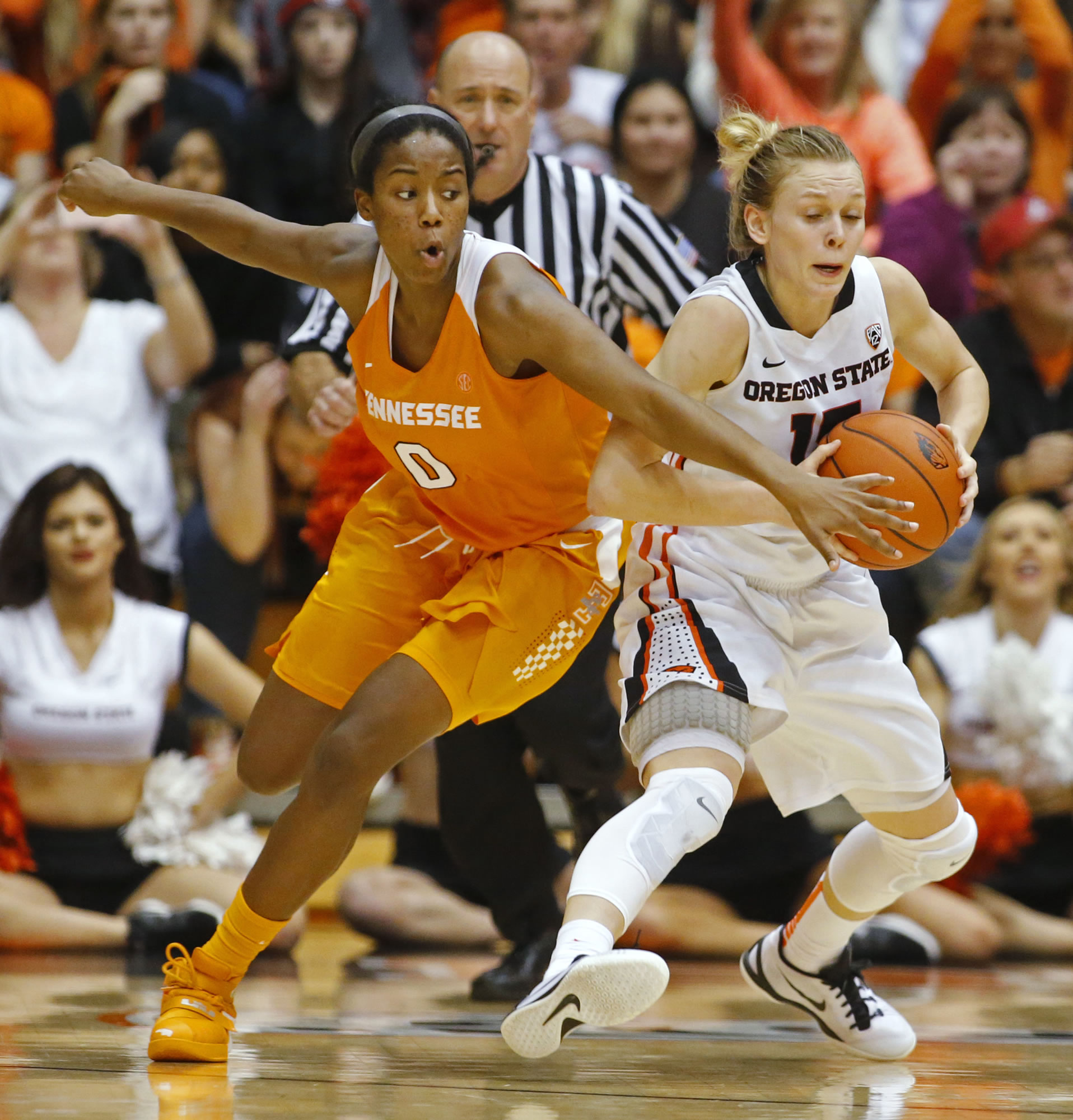 Oregon State's Jamie Weisner, right, protects the ball from Tennessee's Jordan Reynolds during the second half of an NCAA college basketball game in Corvallis, Ore., on Saturday, Dec. 19, 2015. Tennessee won 53-50. (AP Photo/Timothy J.