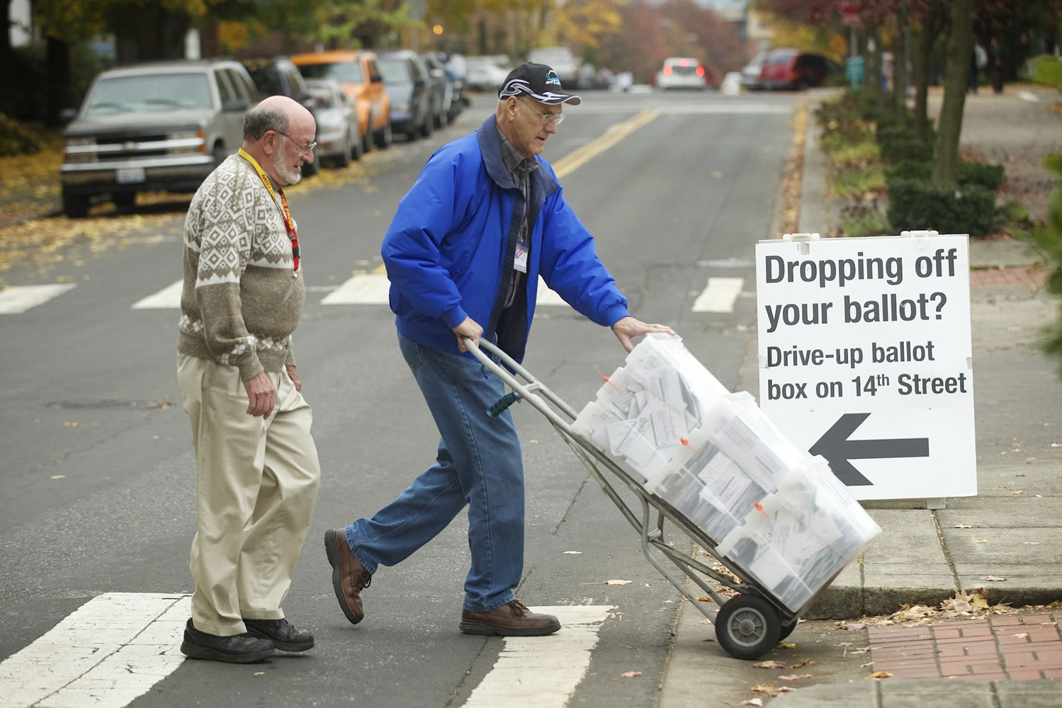 Gay Lincoln, left, and Paul Prigge transport election day ballots to the Clark County Elections office Nov.