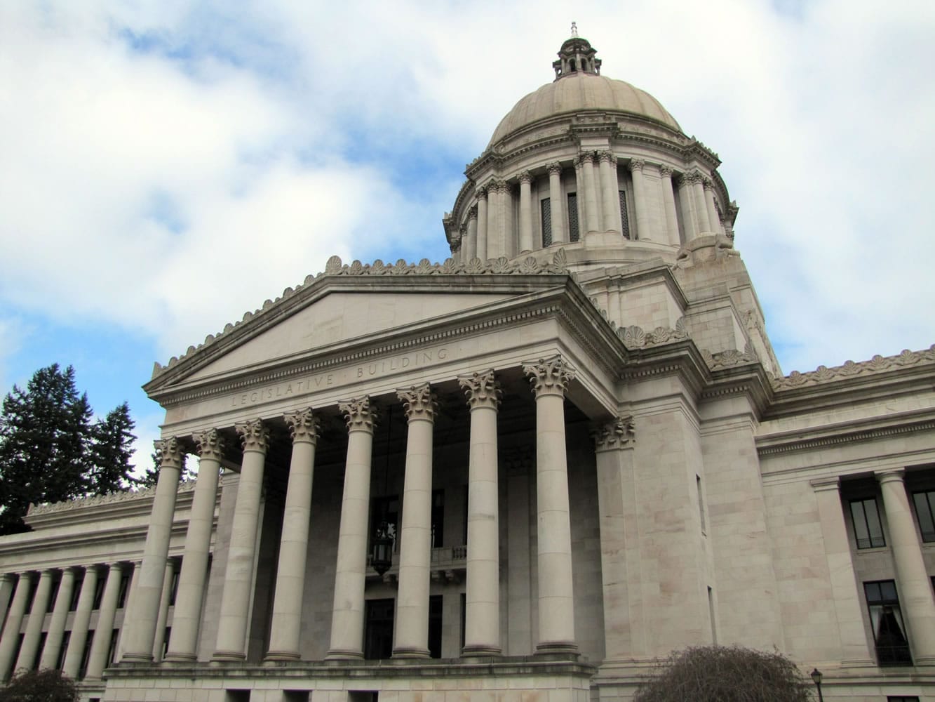 The legislative building in Olympia houses the Senate and House chambers.