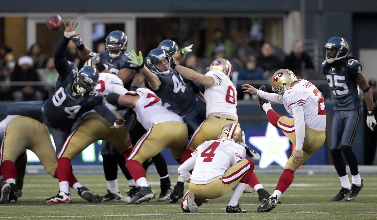David Akers, right, kicks a 39-yard field goal, his fourth of the day, sending the San Francisco 49ers to a 19-17 win over the Seahawks.