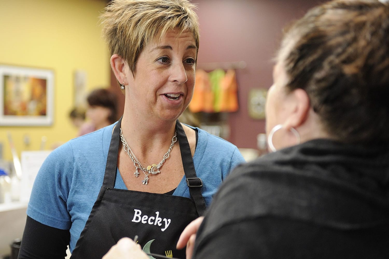 Becky Sims, co-owner of Dream Dinners, talks to Janet Cooper of Longview.