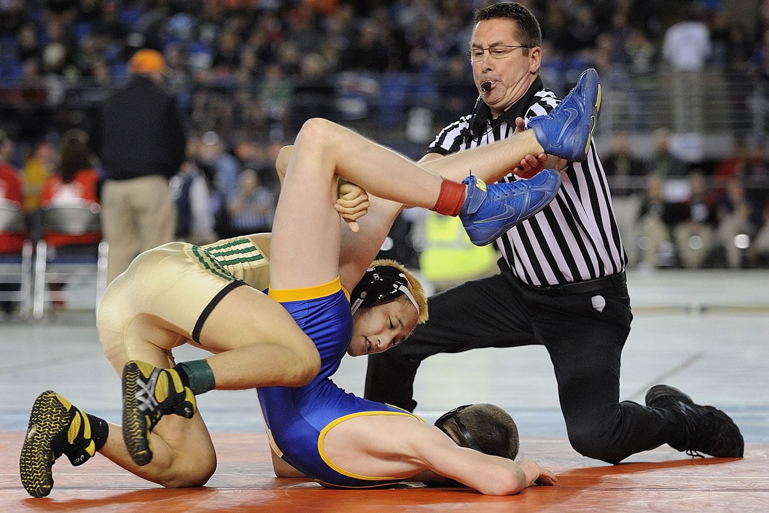 Evergreen's Michael Nguyen has Tahoma's Tim Whitehead all tied up in the 113-pound championship match.