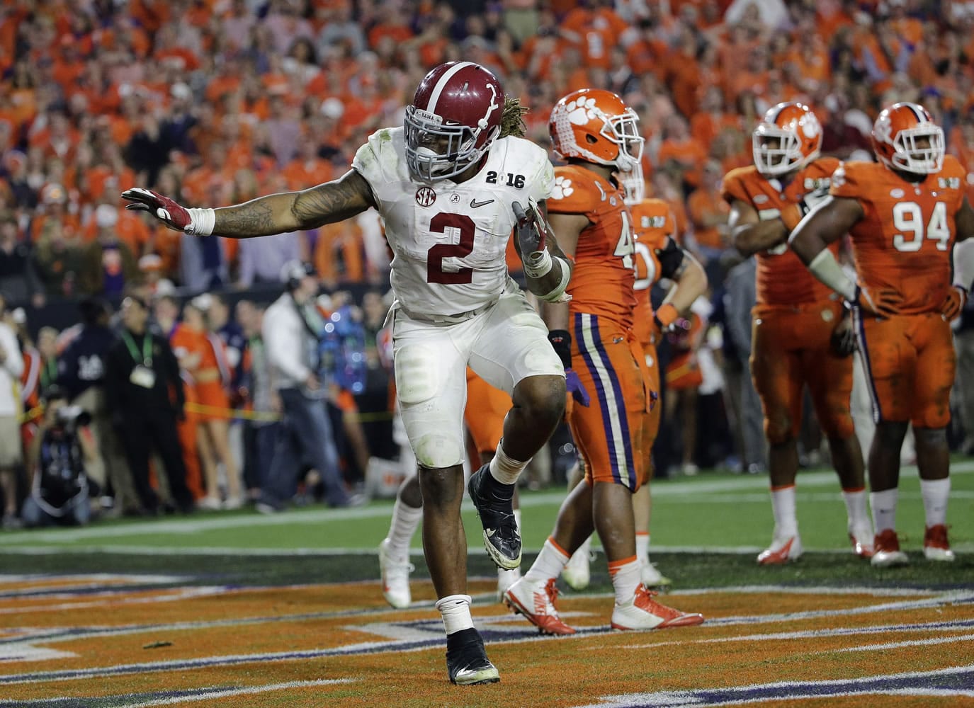 Alabama's Derrick Henry gives a Heisman pose after rushing for a touchdown during the second half of the NCAA college football playoff championship game against Clemson Monday, Jan. 11, 2016, in Glendale, Ariz. (AP Photo/David J.