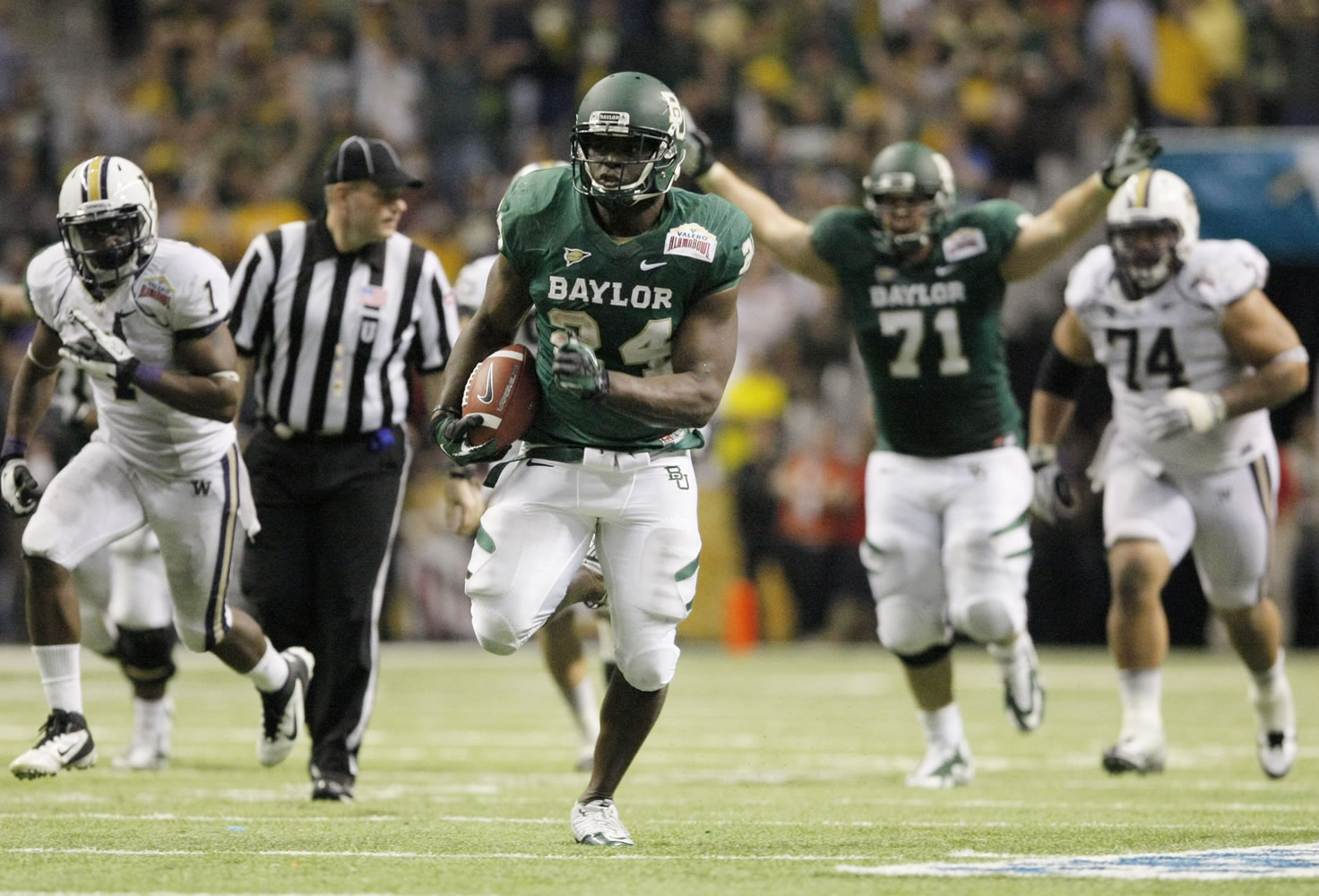 Baylor's Terrance Ganaway, center, rushes for a touchdown during the second half of the Alamo Bowl against Washington.