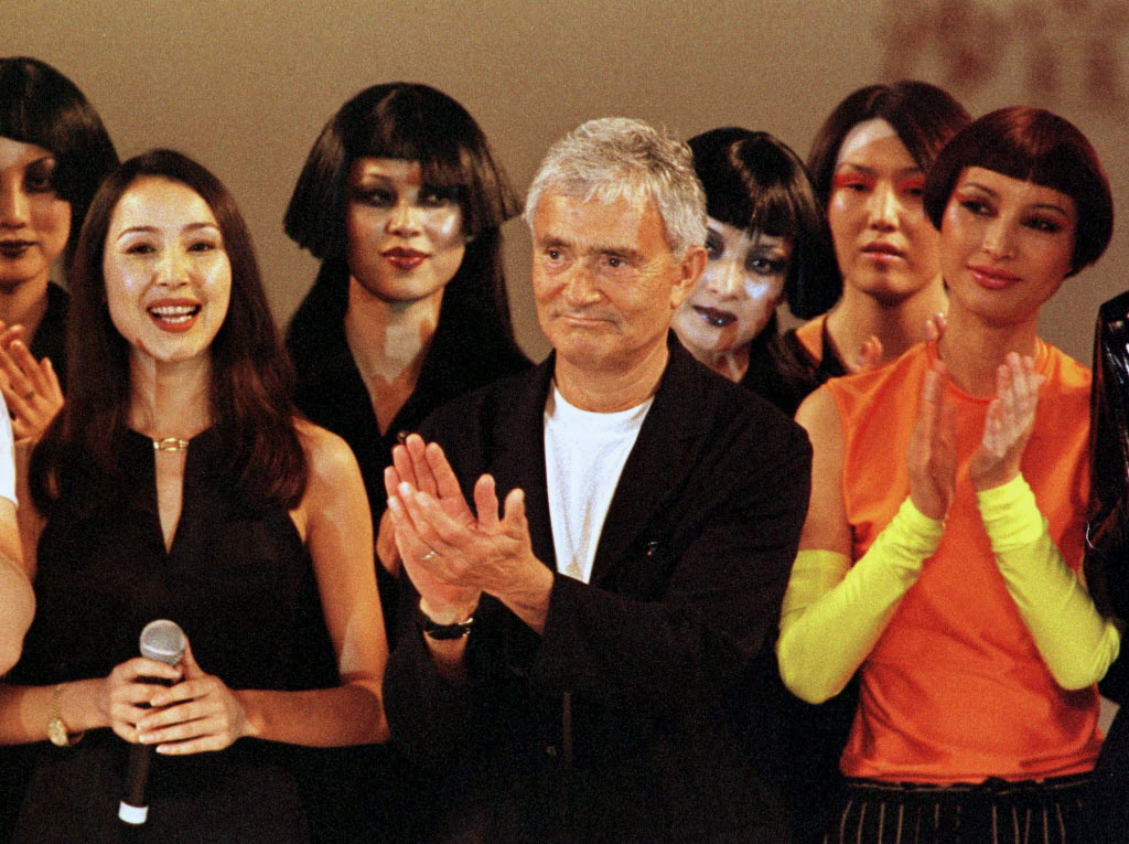 In this July 14, 1998 file photo, world-renowned hairdresser Vidal Sassoon applauds models at the end of the Vidal Sassoon Hair Show in Beijing. Sassoon, whose 1960s wash-and-wear cuts freed women from endless teasing and hairspray died Wednesday.