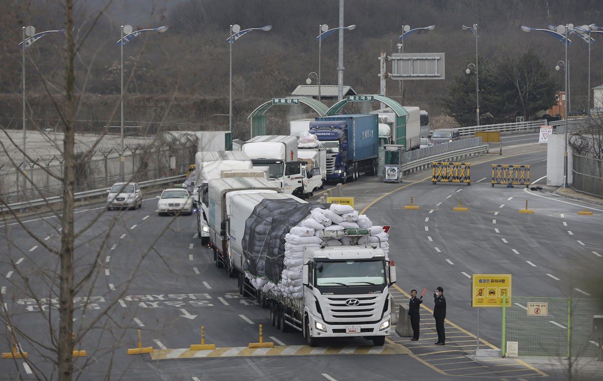 South Korean vehicles returning from North Korea&#039;s joint Kaesong Industrial Complex pass the customs, immigration and quarantine office Thursday near the border village of Panmunjom in Paju, South Korea.