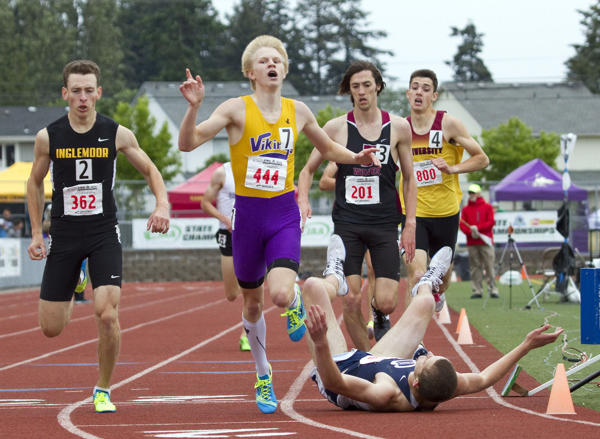 Skyview's Mason Scheidel, right on ground, dove across the finish line in an attempt to win the 4A Boys 800 Meter Run at the State Track and Field Championships on Saturday,  May 28, 2016, in Tacoma, Wash.