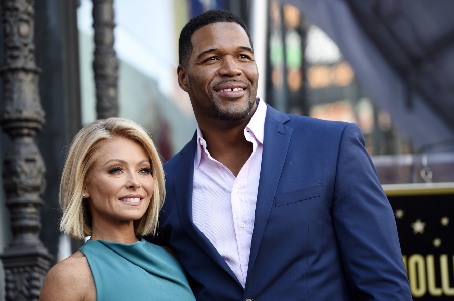 Kelly Ripa poses with Michael Strahan, her former co-host on the daily talk show &quot;Live!