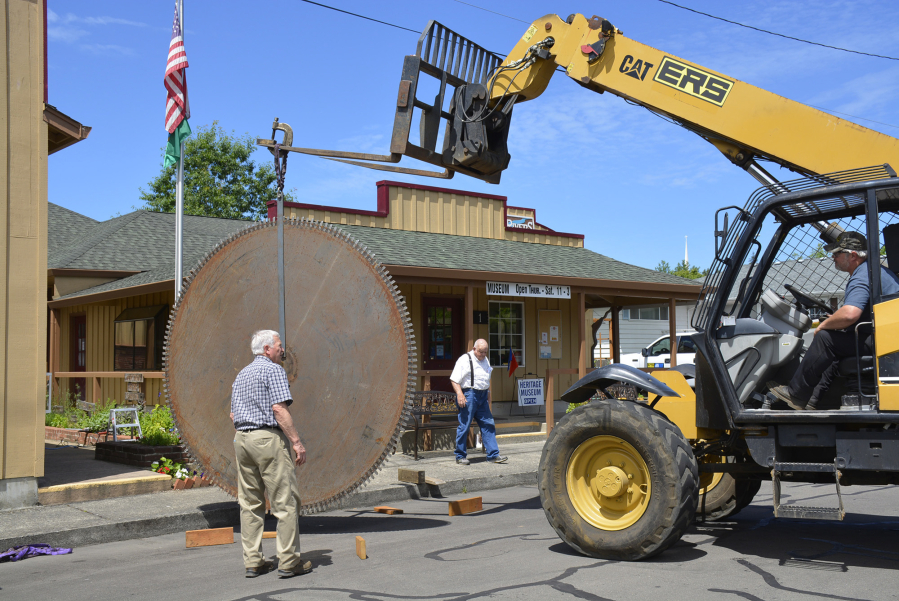 Washougal: Delivery of the 9-foot tall, 700-pound saw blade from the Camas paper mill&#039;s wood mill to the Two Rivers Heritage Museum, where it will be on display.
