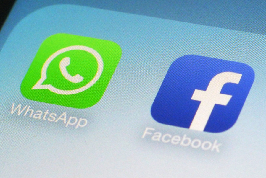 WhatsApp and Facebook app icons on a smartphone.