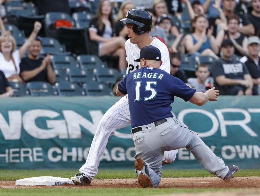 Chicago White Sox&#039; Todd Frazier, left, advances to third base against Seattle Mariners&#039; Kyle Seager, right, on a single by Justin Morneau, during the first inning of a baseball game, Saturday, Aug. 27, 2016, in Chicago.