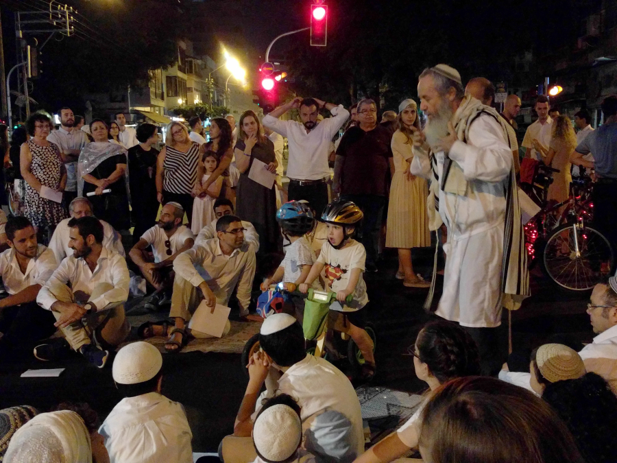 During Yom Kippur eve, Rabbi Betzalel Tsur gave a sermon about how a bike accident became an inspiration for good deeds.